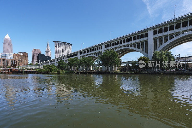 俄亥俄州克利夫兰市的底特律- superior桥与凯霍加河
